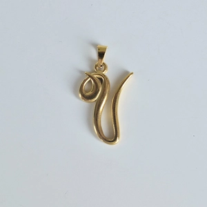 Détail d'un pendentif en acier inoxydable doré 18K avec la lettre V cursive stylisée