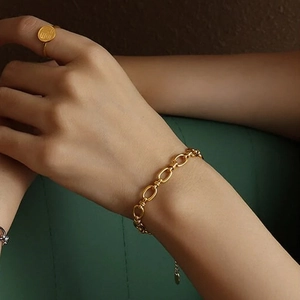 Elegant 18K gold plated stainless steel curb chain bracelet on a female model
