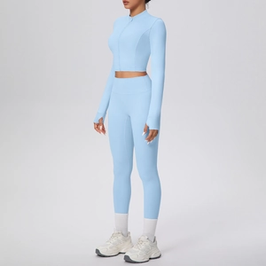 Vue latérale de l'ensemble de yoga bleu clair avec passe-pouces et legging de sport