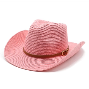 Detail eines rosa Stroh-Cowboyhuts mit braunem Lederband und goldener Metallschnalle