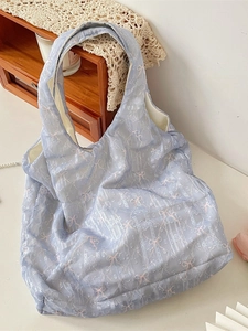 Sac à bandoulière hobo bleu clair avec nœud rose et motifs floraux en dentelle