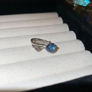 Vue détaillée d'une bague double en argent avec pierre bleu foncé en écrin velours