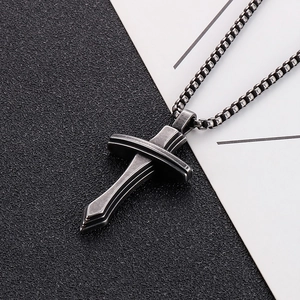 Détail du collier avec pendentif croix noire mate et chaîne vénitienne en acier