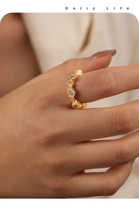 Makroaufnahme: Sechseckiger Goldring mit Evil Eye Emaille und Zirkonia am Finger