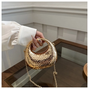 Mini pochette en acrylique doré à texture métallique avec bandoulière chaîne chic