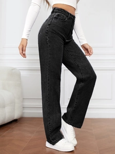 Vue latérale d'un jean en denim noir à taille haute et jambe droite porté par un mannequin