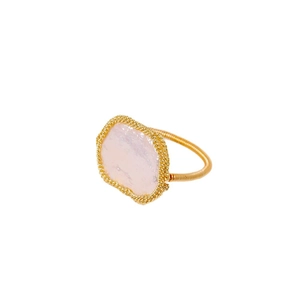 Anello barocco dorato con perla d'acqua dolce naturale e bordo a corda testurizzato