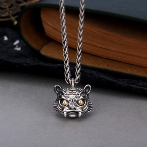 Pendentif tête de tigre en argent S925 vintage avec zircons jaunes sur une chaîne