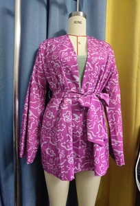 Vue détaillée du cardigan kimono à fleurs magenta avec ceinture ajustable et manches longues