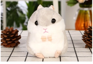 Detailaufnahme eines süßen grau-weißen Plüsch-Hamster-Schlüsselanhängers für Taschen