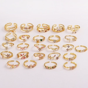 Collection de diverses bagues ouvertes dorées aux motifs floraux et d'étoiles en zircon