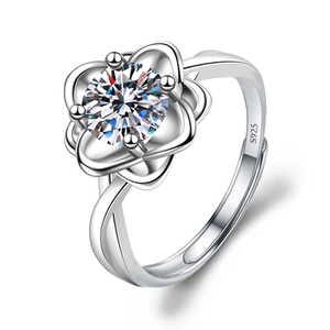 Detalle del sello S925 en un anillo de flor con una circonita redonda brillante
