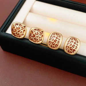Gros plan détaillé de boucles d'oreilles léopard dans un coffret à bijoux noir haut de gamme