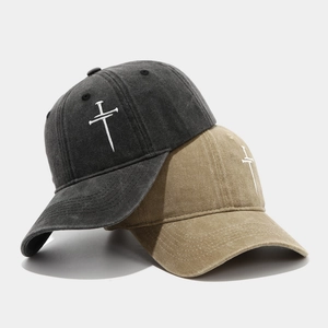 Detail von Vintage-Basecaps aus gewaschener Baumwolle mit Kreuzstickerei in Grau und Khaki