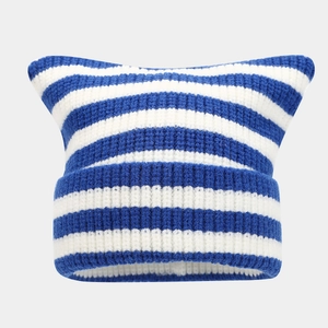 Texture détaillée du tricot du bonnet à oreilles de chat rayé bleu et blanc