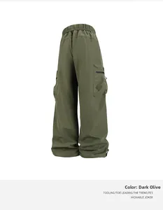 Vista trasera de los pantalones cargo verde militar oscuro con cintura elástica y cordones