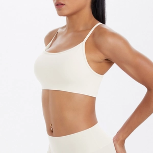 Vue détaillée du soutien-gorge de sport ivoire sans couture montrant le tissu élastique