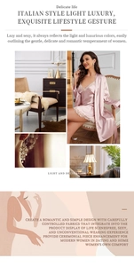 Detail eines hellrosa Satin-Nachtwäsche-Sets mit Spitzenbesatz und passendem Bademantel