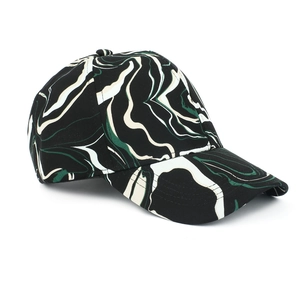 Détail du motif marbré sur une casquette de baseball avec texture ondulée élégante
