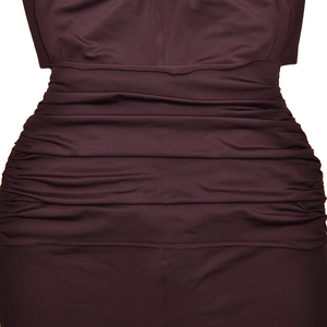 Détail du design froncé sur une robe longue d'été sans manches de couleur violette