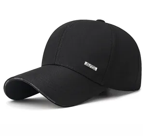 Dettaglio cappellino da baseball nero in mesh con logo in metallo e testo sulla visiera