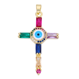 Detailaufnahme des Goldkreuz-Anhängers mit buntem Evil Eye und Zirkon-Inlay-Verzierung