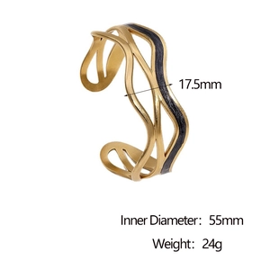 Détail du bracelet vague plaqué or 18k avec émail noir et diamètre intérieur de 55mm