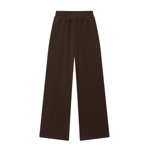Détail de la taille haute élastique froncée sur un pantalon large marron