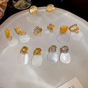 Orecchini a perno in madreperla placcati oro 24k con forme a cuore e geometriche