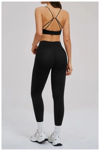 Vue arrière du legging de yoga noir taille haute et brassière à bretelles croisées