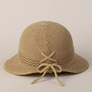 Dettaglio del cappello da sole in maglia kaki con tesa a onde e fiocco decorativo