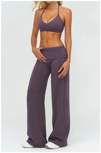 Detail der Yoga-Hose mit umklappbarem Bund und weitem Bein-Design in dunklem Lila