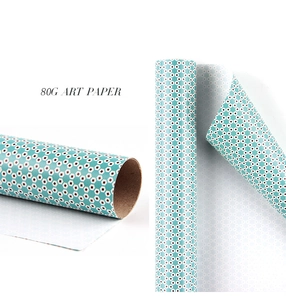 Détail de papier cadeau 80g avec motif géométrique hexagonal cyan sur un rouleau
