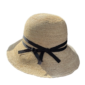 Handgefertigter Bast-Strohhut mit schwarzer Schleife für sommerliche Strandurlaube