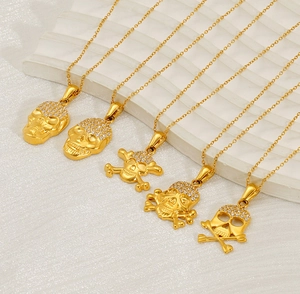 Détails des pendentifs tête de mort plaqués or 18 carats sertis de zircons brillants