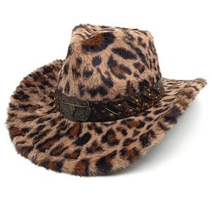 Détail d'un chapeau de cowboy en fausse fourrure léopard avec boucle taureau et clous