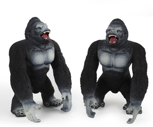 Vista dettagliata di due realistiche statuette di gorilla nero con espressioni ruggenti