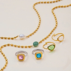 Collar de perlas doradas y anillos con piedras preciosas en acero inoxidable para mujer