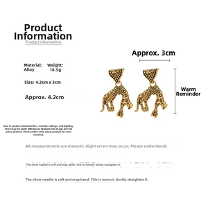Detailed view of vintage gold leopard earrings with size 4.2x3cm and 18.5g weight specs