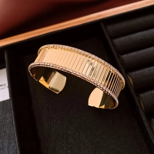 Dettaglio macro del bracciale placcato oro 18K con texture verticali e zirconi pavé