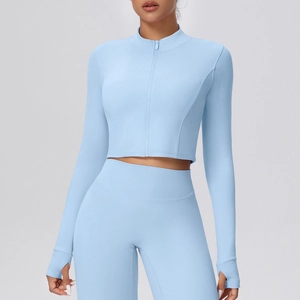 Detail der hellblauen Sportjacke mit Daumenloch-Bündchen und elastischer Stoffstruktur