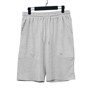 Détail du short de sport en tricot gris clair avec cordon de serrage et poches cargo