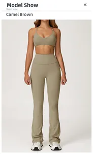 Detalle de conjunto de yoga color camel con sujetador en V y pantalones acampanados