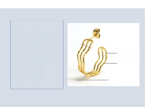 Detail of golden wavy C-shaped earring in 18k gold plated stainless steel, 24x6mm size
