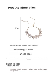 Détail d'un bracelet feuille ajustable orné de zircons et d'une chaîne en cuivre fin
