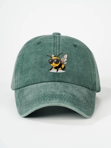 Detailansicht einer Vintage-Bienenstickerei auf einer grau gewaschenen Baumwollkappe