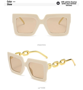 Detalle de gafas de sol cuadradas oversize crema con varillas de cadena dorada
