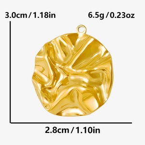 Vue détaillée du pendentif rond plissé en acier inoxydable 304 doré avec dimensions