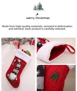 Dettaglio calza di Natale in maglia con gnomo 3D e bordo in ecopelliccia bianca