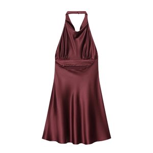 Robe licou élégante en satin de soie bordeaux avec des découpes stylées à la taille
